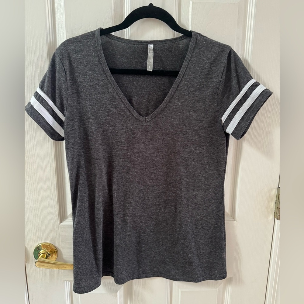 ✨5/$25✨OMT Active v-neck t-shirt size large